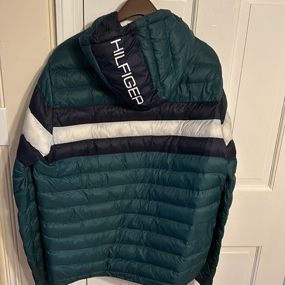 Tommy Hilfiger puffer jacket with hoodie - Picture 2 of 2